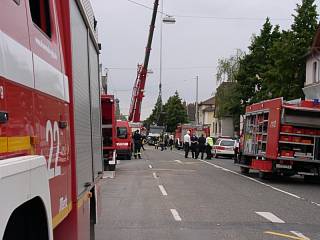  An der Einsatzstelle wurde zwischenzeitig die Fräse mit einem Kran auf den ...