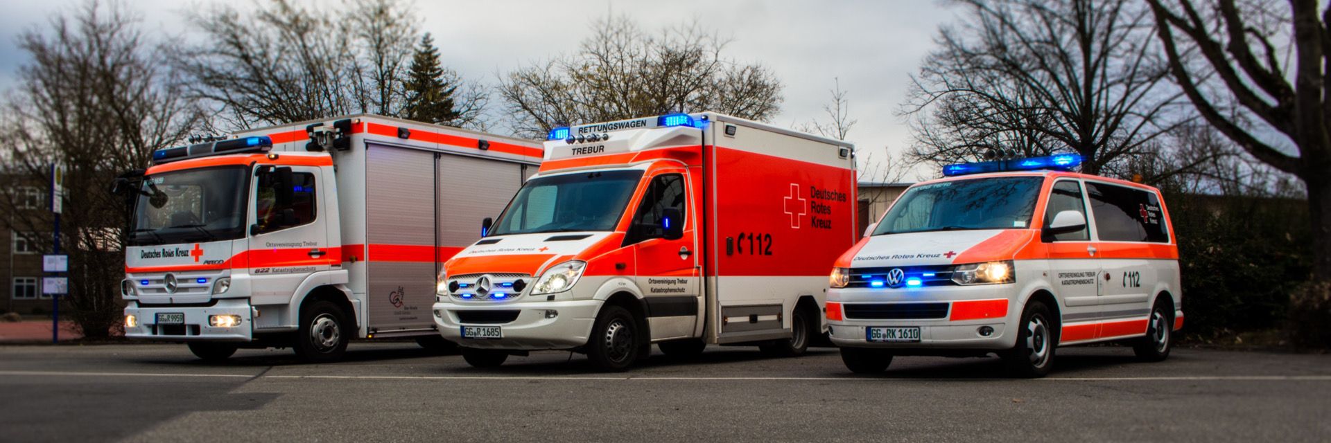 Foto: Zu sehen sind der Gerätewagen, ein Rettungswagen und der Komandowagen der Ortsvereinigung Trebur.